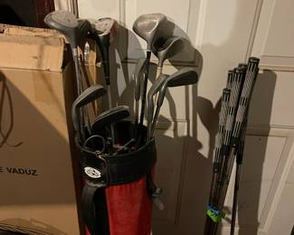 Right handed men's golf club's & bag.