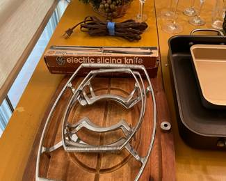 Electric knife , turkey stand, and wood cutting board. Thanksgiving just got easier