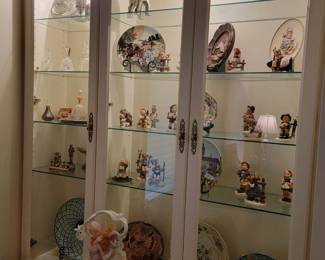 Living room Hummel's, dishes, music boxes