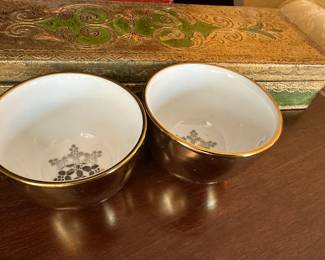 Threshold porcelain bowls