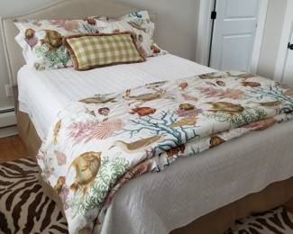 Aquatic queen bedding ensemble