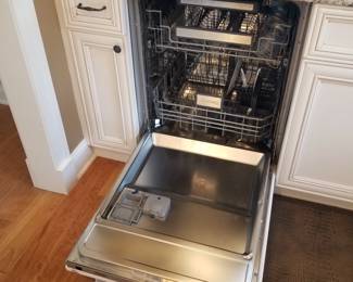 VIKING dishwasher with stainless steel interior