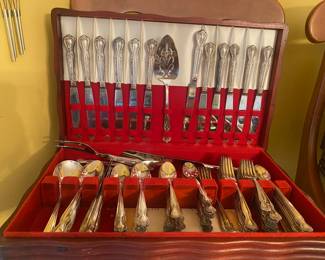 Another silverplate flatware set