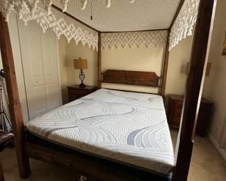 QUEENSIZE 4 POSTER BEDROOM SET