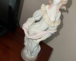 Pretty Lladro Lady bisque SIGNED
