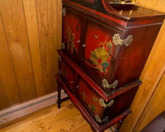 Chinoiseri Cabinet with Asian scenes