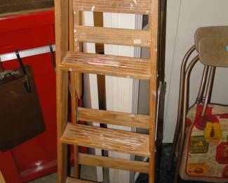 Medium wood step ladder