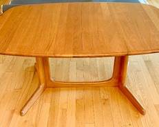 Stunning Mid-Century Modern Dinning Room Table 

Comes with two leaves

Measures 28 x 62 x 41".