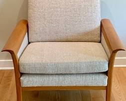 Mid-Century Modern Arm Kayser Chair

A lounge chair designed by Fredrik Kayser for Vatne Mobler, Norway, 1950’s. Original cream fabric and curved teak arms give this chair a cool, comfortable look. 

Measures 28 x 26 x 30"