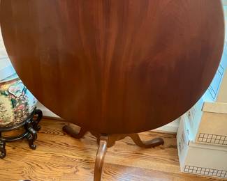 Queen Anne Tilt Top Table