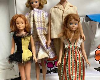  02 Mattel Midge and Allan 63, Skipper 63, Skooter 63, Barbie World Case 68, Clothes and Bike