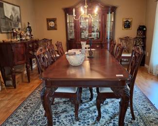 Broyhill dining room table with 2 leaves