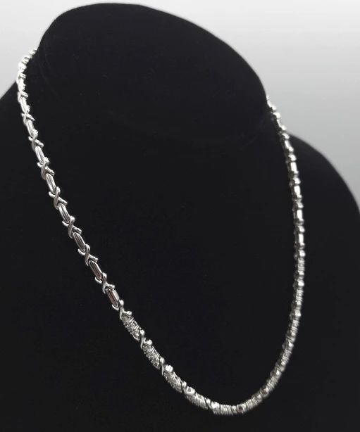 Lot # : 2u - 18k white gold and diamond necklace