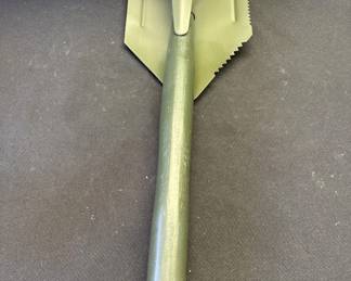 Lot # : 502z - Combination folding pick & shovel

