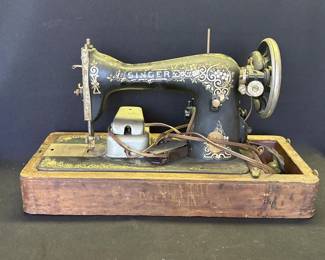 Lot # : 560 - Vintage Singer sewing machine
