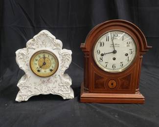 Lot # : 365 - Pair of vintage mantel clocks
