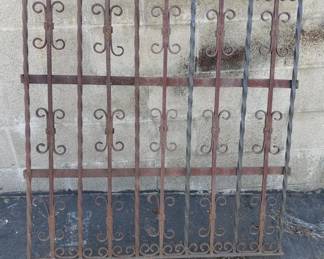 Lot # : 499 - Wrought iron fence section