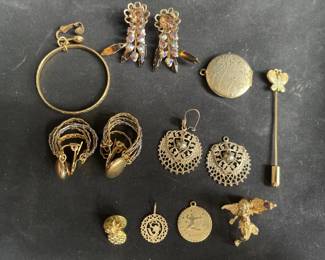 Lot # : 579 - Group of jewelry
