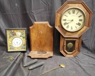 Lot # : 430 - Pair of vintage clocks
