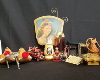 Lot # : 378 - Box of miscellaneous vintage items
