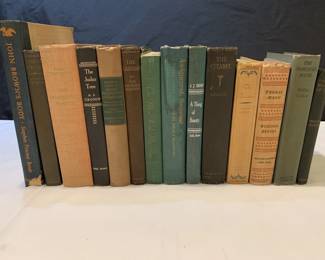 Lot # : 683 - Collection of old books (box)
