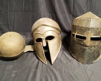 Lot # : 498 - Group of helmets

