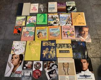 Lot # : 672 - Collectibles, media promos, books (box)
