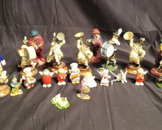 Lot # : 343 - Group of figurines, marching band, rabbit, pig
