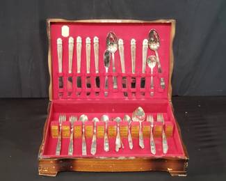 Lot # : 916 - Holmes & Edwards inlaid flatware in wood case
