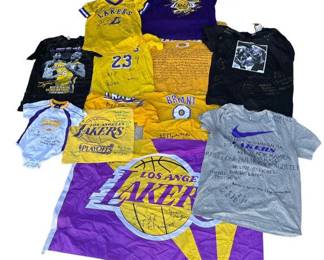Lot # : 613 - Kobe Bryant Staples Center fan tribute t-shirts
