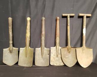 Lot # : 472 - Group of military trenching shovels
