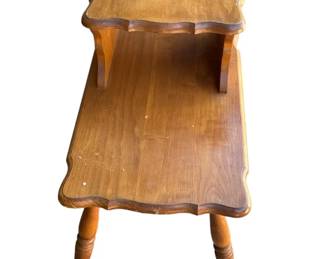 Lot # : 584 - Vintage wood end table
