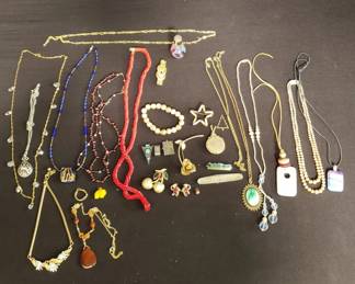 Lot # : 283 - Group of costume jewelry
