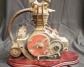 Lot # : 261 - Model mechanical part on wooden base
