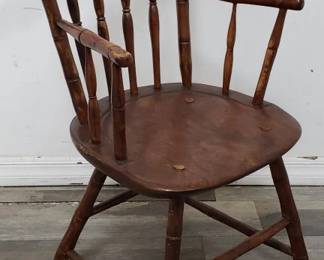 Lot # : 22 - Antique Windsor arm chair
