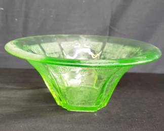 Lot # : 86 - Vintage Hocking uranium glass bowl
