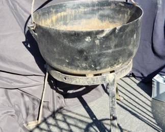 Lot # : 4 - Large cast iron cauldron with stand
