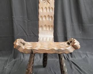 Lot # : 200 - Carved wood birthing chair

