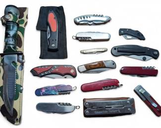 Lot # : 538a - Collection of knives and pocket knives
