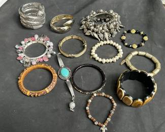Lot # : 699 - Group of women’s bracelets
