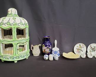 Lot # : 600 - Box of ceramic and porcelain decorations
