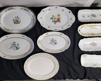 Lot # : 457 - Group of serving dishes and trays
