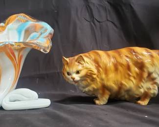 Lot # : 1 - Porcelain red tabby Persian cat
