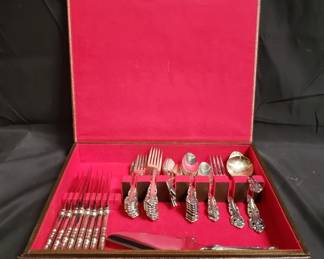 Lot # : 917 - Wallace silversmiths flatware in a box

