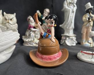 Lot # : 315 - Group of porcelain & ceramic figurines in a box
