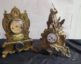Lot # : 426 - Pair mantel clocks
