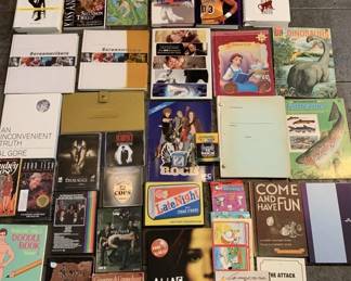 Lot # : 671 - Collectibles, media promos, books (box)
