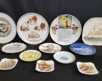 Lot # : 382 - Box of decorative plates
