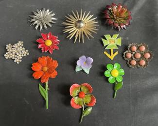 Lot # : 620 - Women’s flower pins
