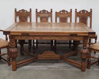 Lot # : 97 - Vintage carved oak draw leaf dining table w/6
